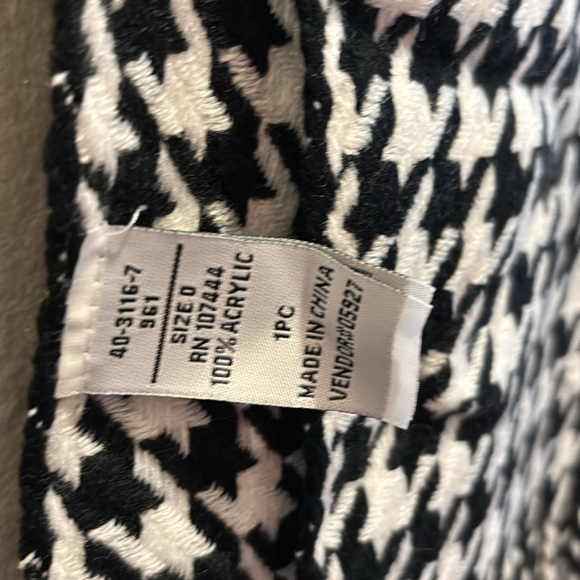 Houndstooth scarf - Picture 4 of 5